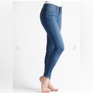 Yummie JY7-002 Medium Wash Skinny Jeans Size 28